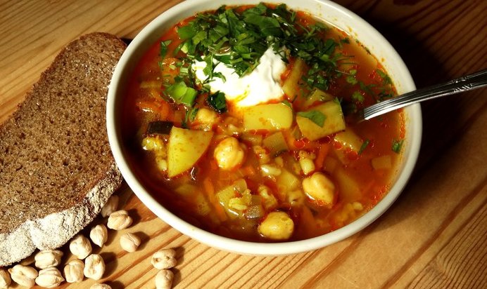 Вегетарианский рассольник с нутом