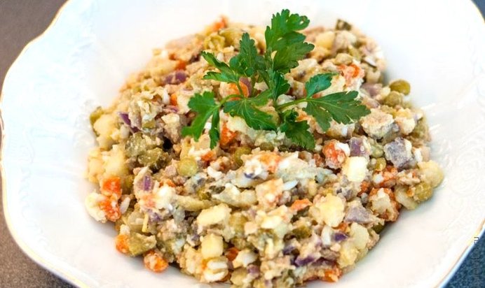 Простой салат с печенью трески