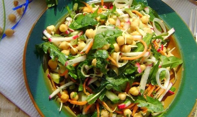 Салат с пророщенным нутом и одуванчиками