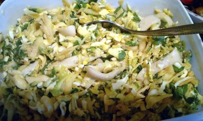 Легкий салат с кальмарами и яблоком