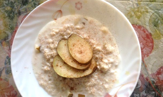 Овсяная каша с грушей и корицей