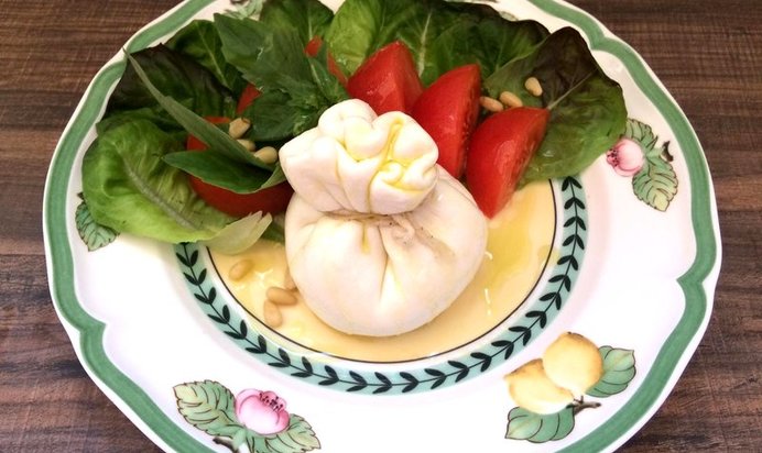 Салат с сыром буррата