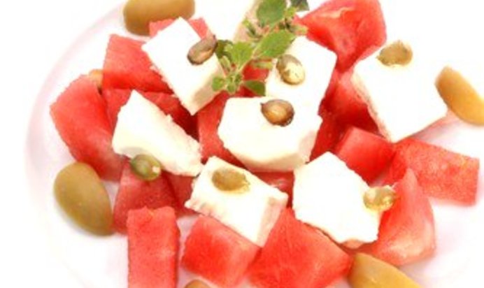 Арбузный салат с фетой и мятой