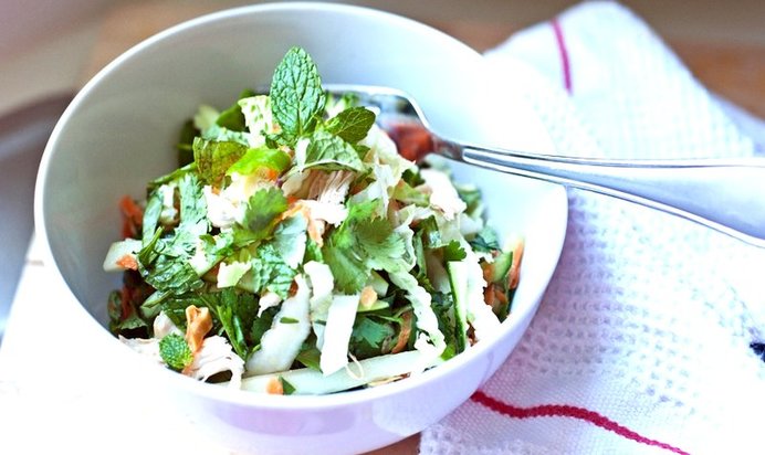 Овощной салат с курицей