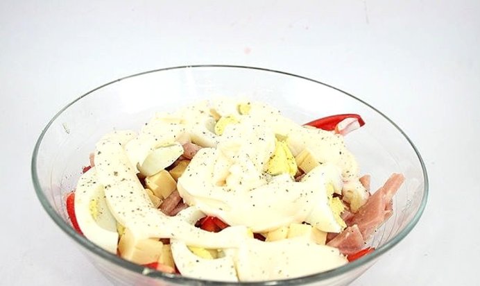 Салат с помидорами, ветчиной и сыром