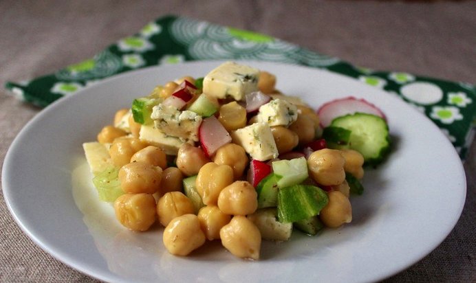 Салат из нута и огурца