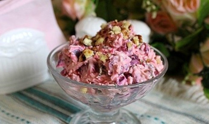 Свекольный салат с плавленным сыром и черносливом