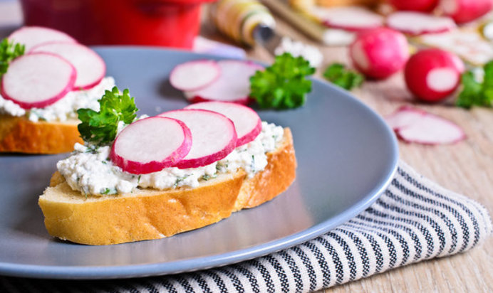 Брускетта с редисом