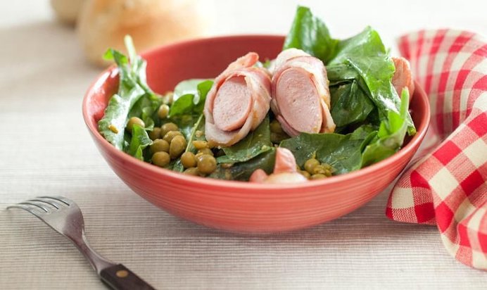 Салат из щавеля с горошком и сосисками, обжаренными в беконе