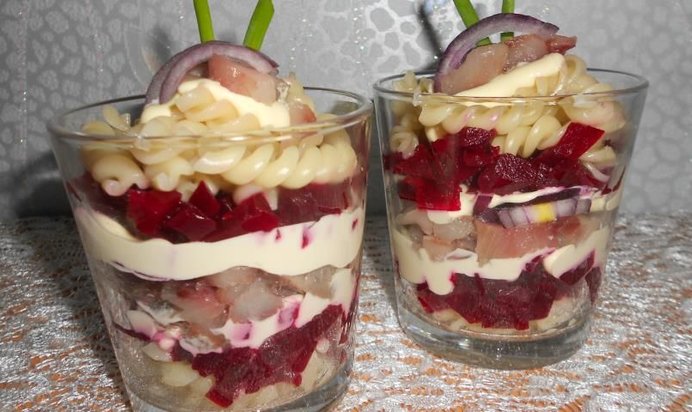 Салат с фузилли, селёдкой и свеклой