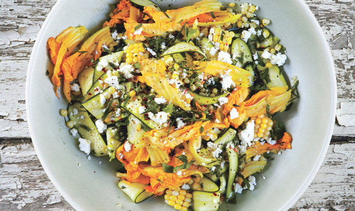 Салат с кукурузой, цукини и фетой