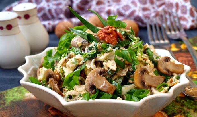 Салат с курицей, шампиньонами и яйцом