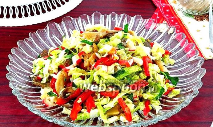 Салат из овощей с вёшенкой и крабовыми палочками