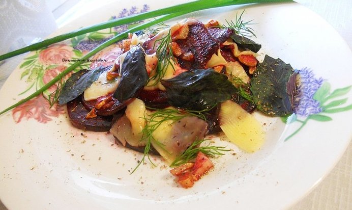 Теплый салат из свеклы с сыром