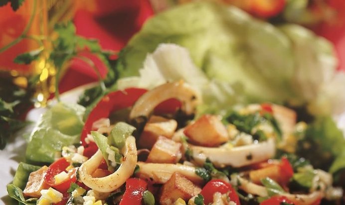 Салат из жареных кальмаров