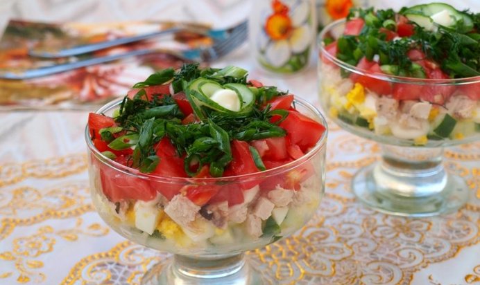 Салат с запечённой курицей, яйцом и свежими овощами