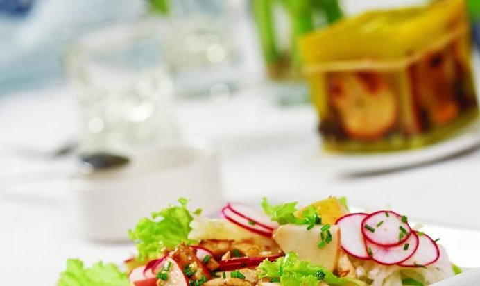 Салат из кольраби с яблоками, редисом и орехами