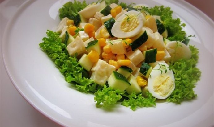 Салат с сельдереем и сладкой кукурузой