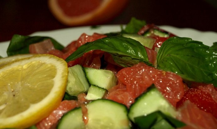 Салат из шпината с семгой, грейпфрутом, огурцами