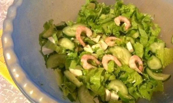 Легкий салат с креветками и сыром «Фетакса»