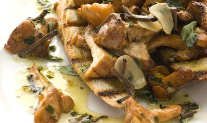 Теплый салат с грибами и зеленью