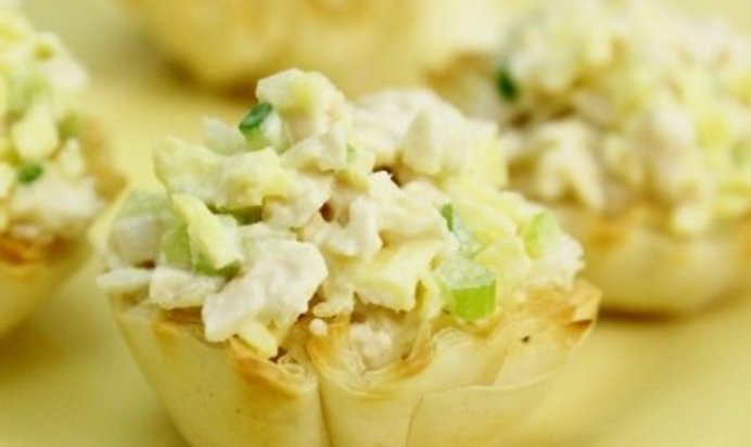 Салат с курицей и блинчиками