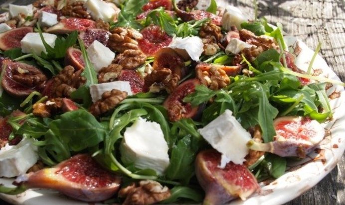 Салат с сыром и грецким орехом