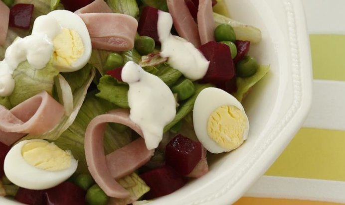 Салат со свеклой, горошком и ветчиной