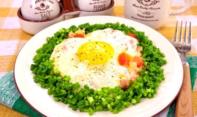 Яичница с ветчиной и помидорами