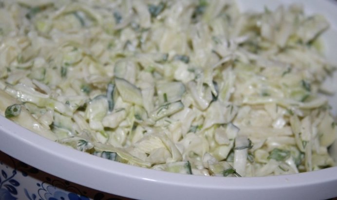 Капустный салат с огурцом и яйцом
