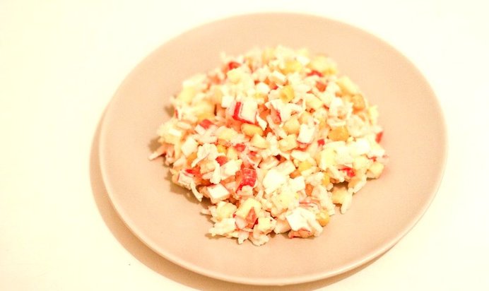 Крабовый салат с яблоками и рисом