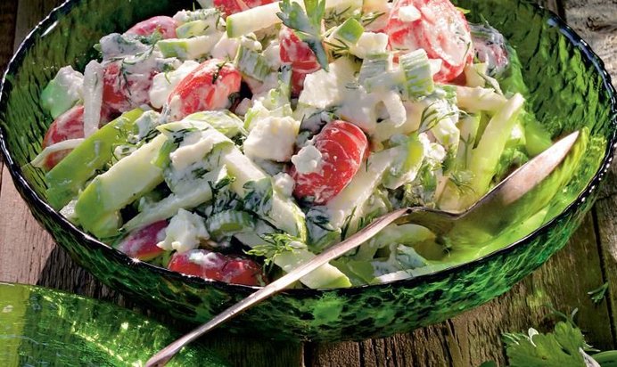 Летний салат с заправкой из брынзы