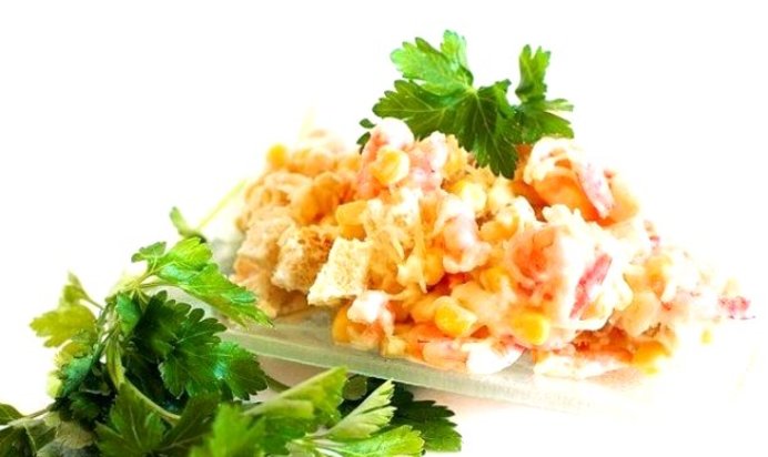 Салат с креветками и сухариками