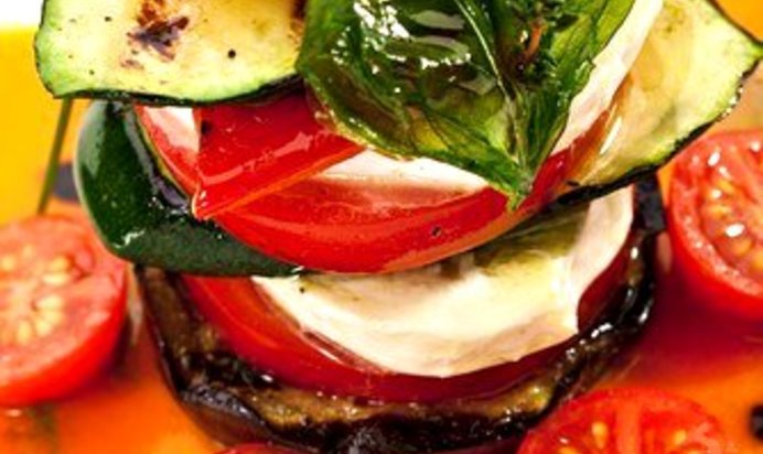 Салат из кабачков, томатов, мяты и моцареллы