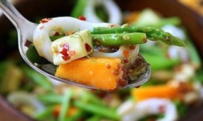 Салат из кальмаров со спаржей, манго и авокадо