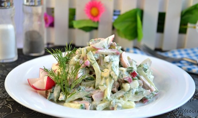 Салат из свежего огурца, редиса и сосисок