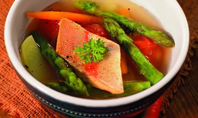 Золотая форель в остром бульоне с овощами