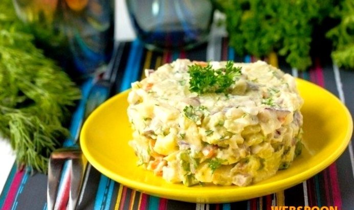 Салат с сельдью, овощами и яблоками