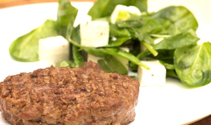 Рубленный бифштекс с соусом блю-чиз и салатом из шпината и сыра фета