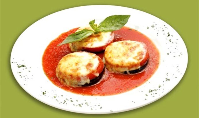 Салат из слегка поджаренных баклажанов и запеченных помидоров с сыром фета