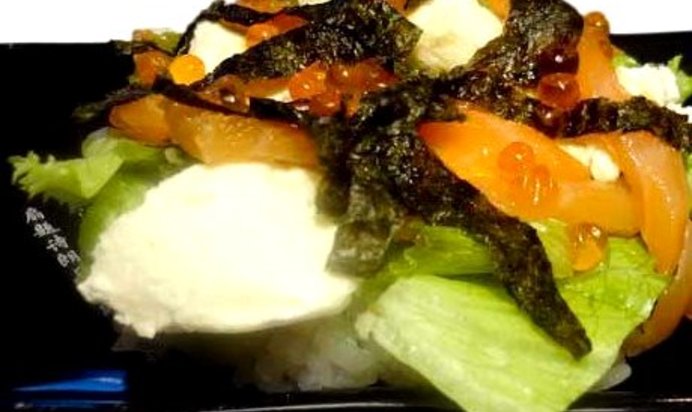 Салат с лососем и сливочным сыром