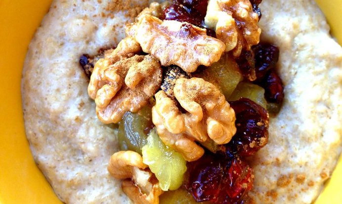 Овсяная каша с яблоком, клюквой и грецким орехом