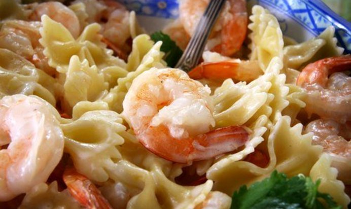 Салат из пасты, креветок и базилика