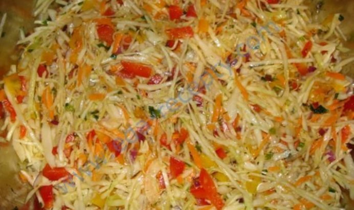 Салат из квашеной капусты с мочеными яблоками и брусникой