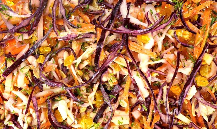 Яблочно-изюмный коулсло