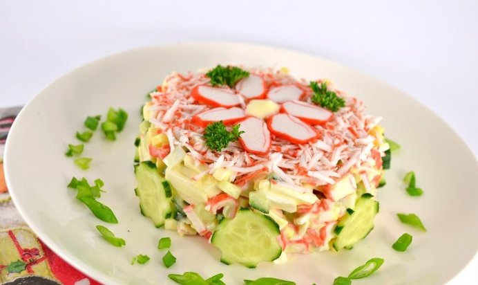 Салат из крабовых палочек с яйцом и сыром