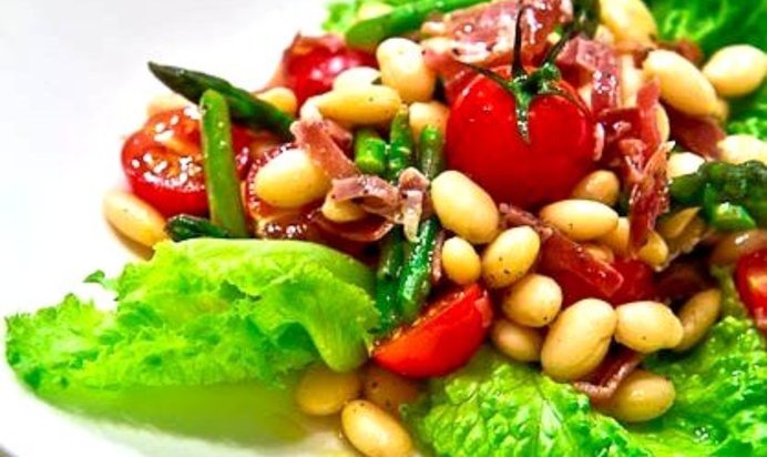 Салат с фасолью и хамоном