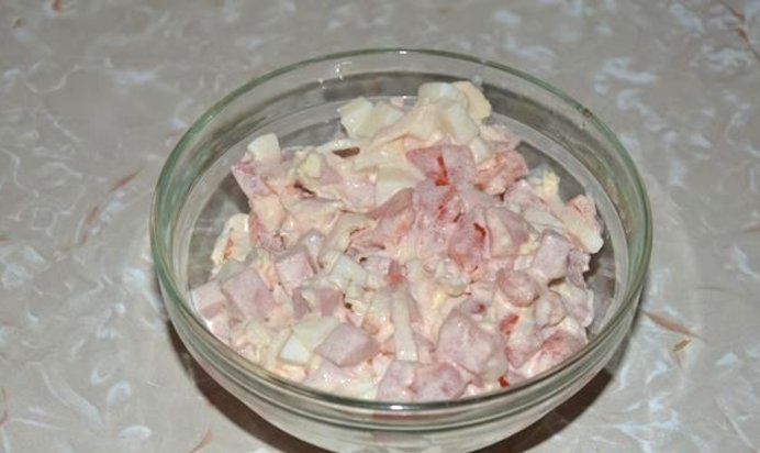 Салат из капусты помидоров и колбасы