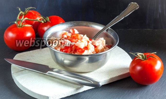 Тёплый салат с рисом и помидорами