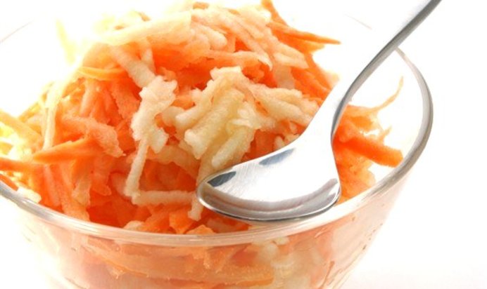 Салат из моркови и яблок с орехами